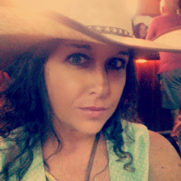 Meet your Posher, Shannon ****Ambassador**** - Picture 4 of 8